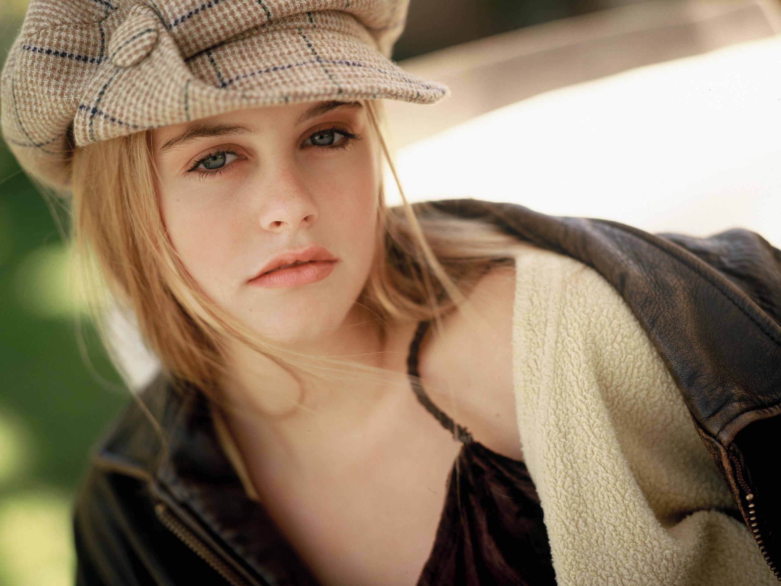 2560x1920 Alicia Silverstone Hi Resolution HD Wallpaper. HD Wallpaper Download