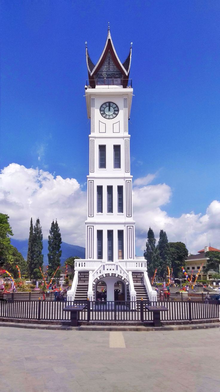 736x1308 Jam Gadang: Menara Jam Tertua di Indonesia. Foto jam gadang bukittinggi, Landmark indonesia, Bangunan bersejarah