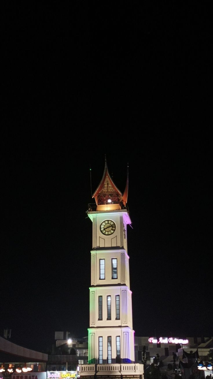 736x1308 Jam gadang bukittinggi dimalam hari