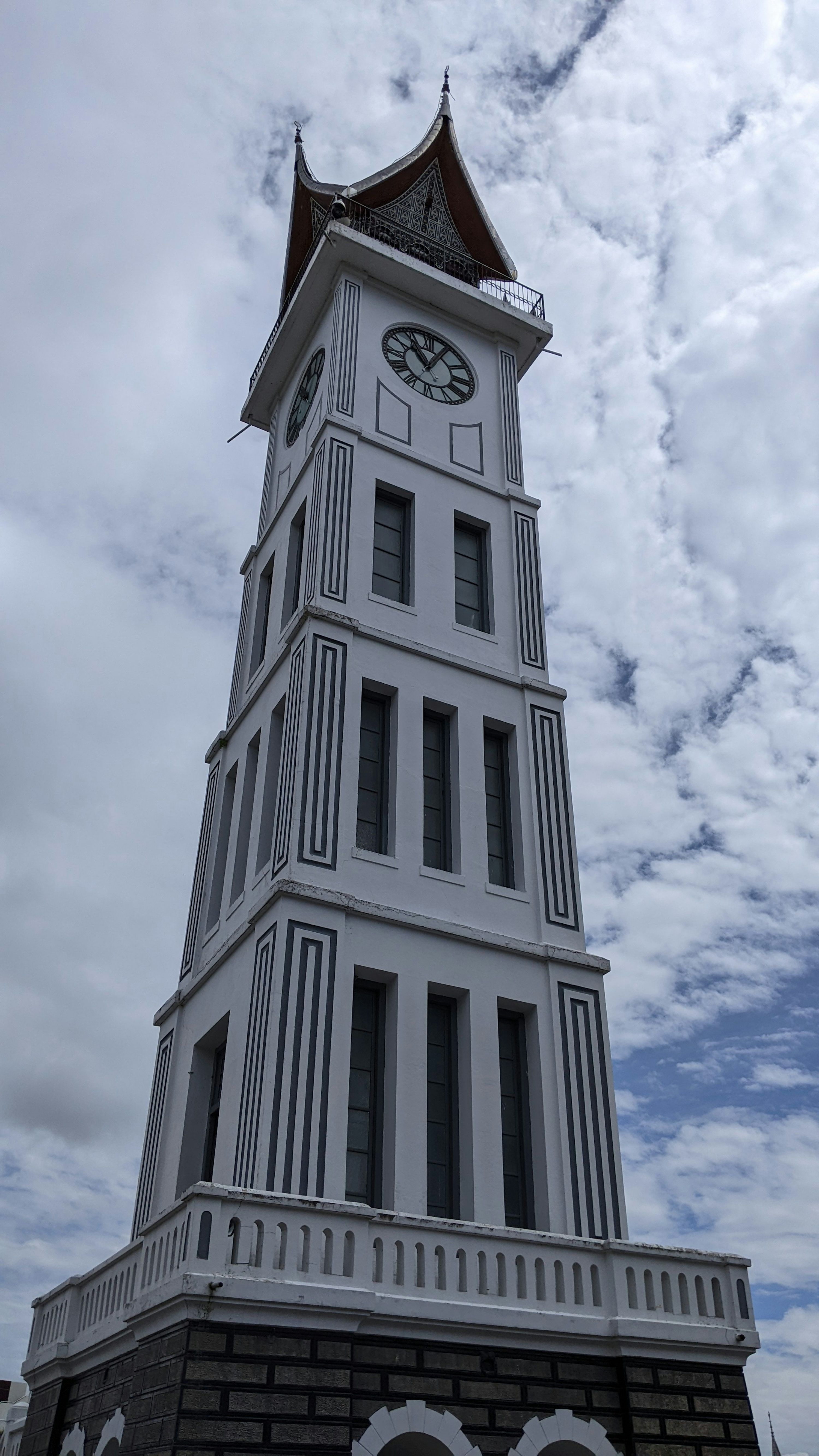3000x5333 The great jam gadang clock tower stands tall. photo