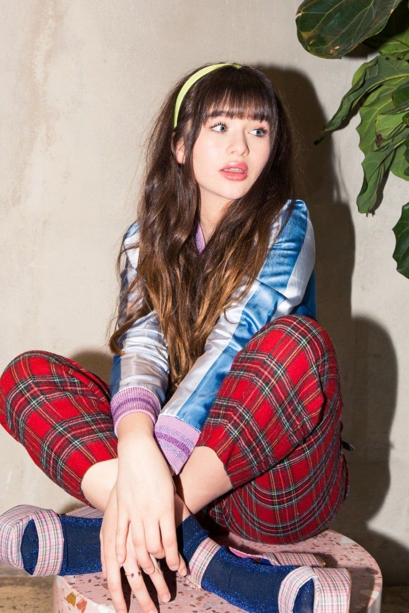 800x1200 Malina Weissman Wallpaper