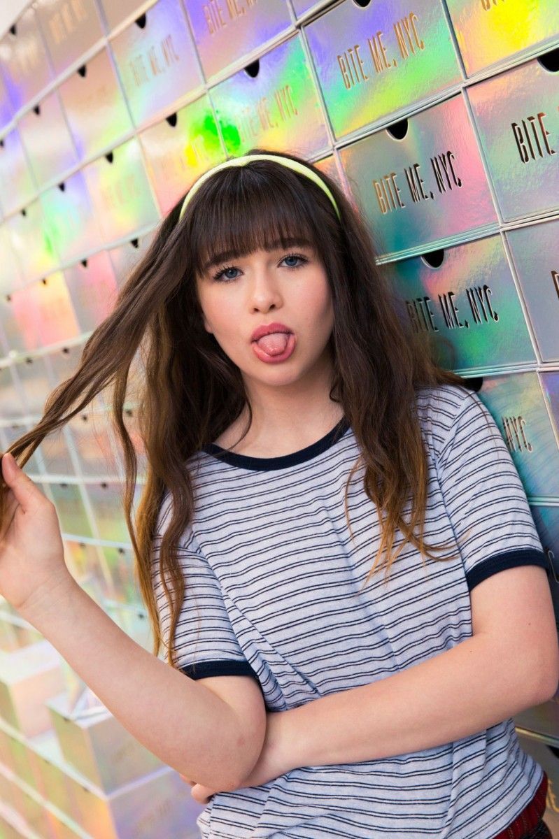 799x1200 Malina Weissman Wallpaper