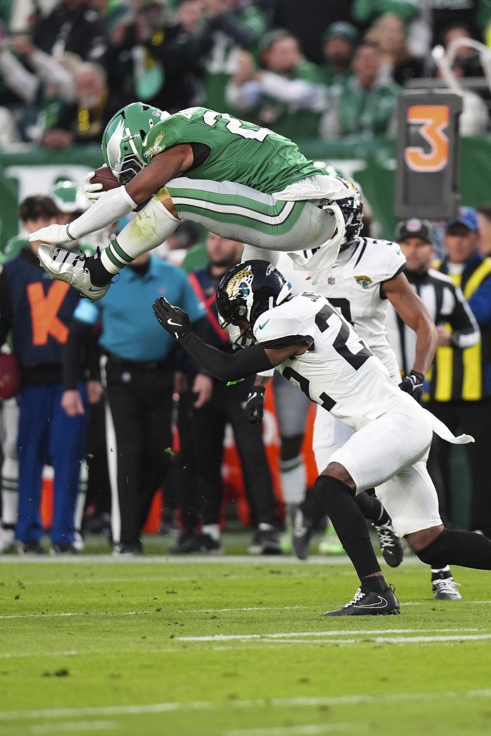 1000x1500 Eagles RB Saquon Barkley Amazes With Backward Hurdle For First Down Reception