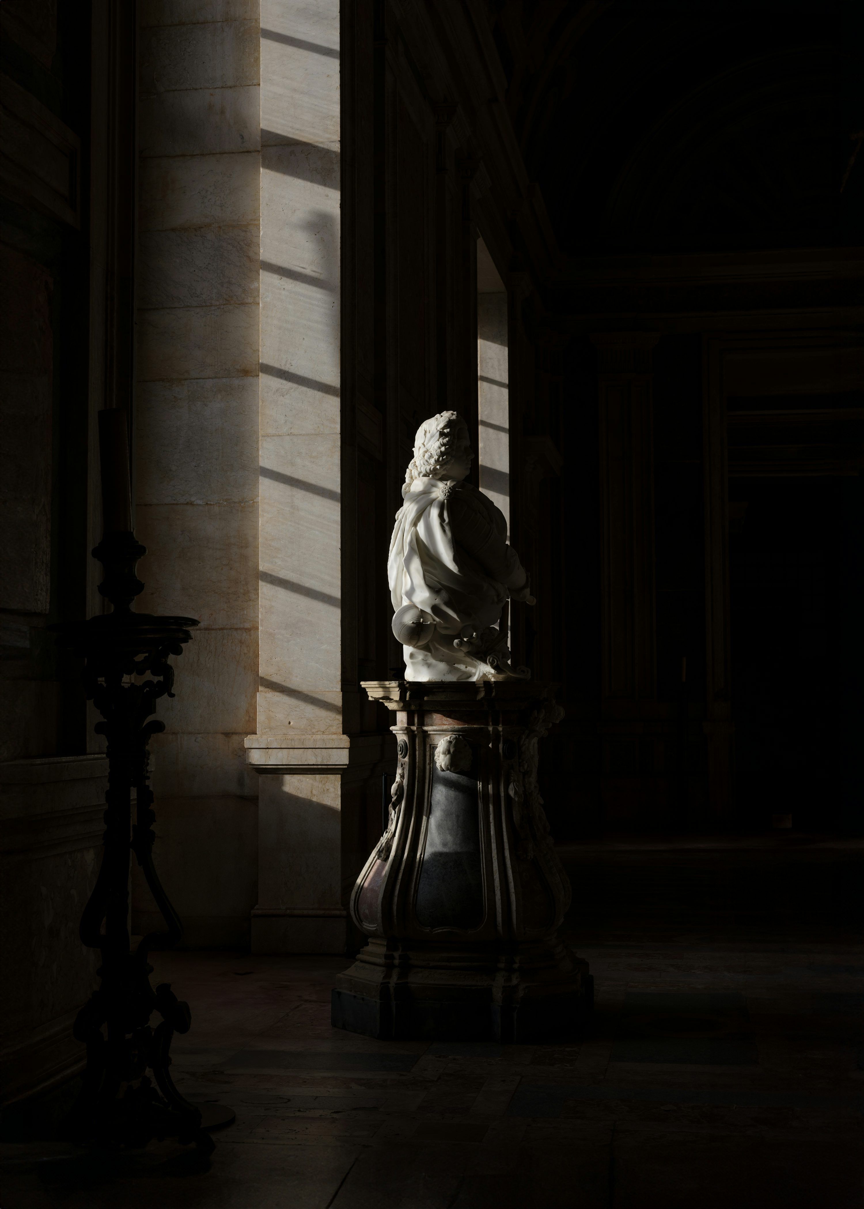 3000x4200 A statue of a lion in a dark room photo
