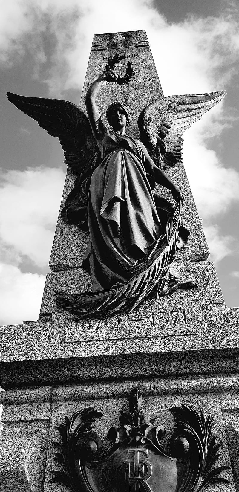 800x1646 HD dark angel statue wallpaper