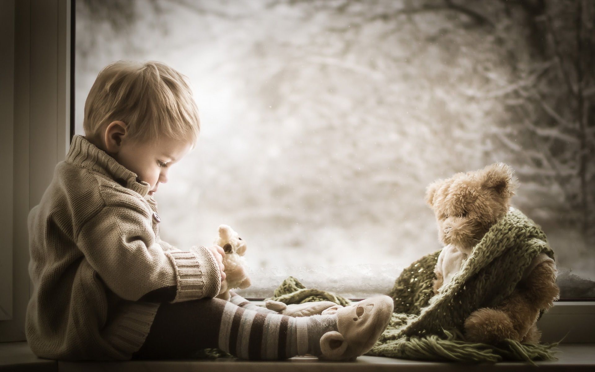 1920x1200 Wallpaper Cute boy and teddy bear at window side 1920x1200 Picture, Image