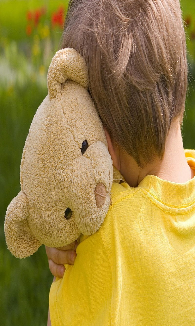 800x1333 HD sad boy and bear wallpaper