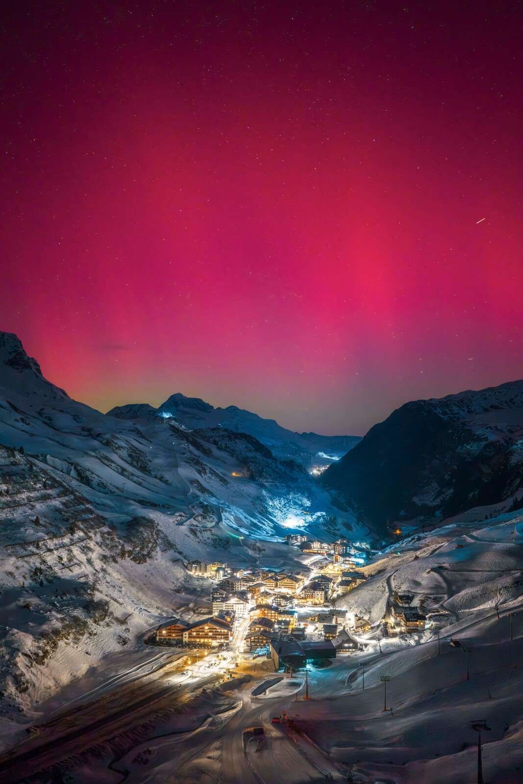 1067x1600 Wallpaper Mural northern lights above mountain village