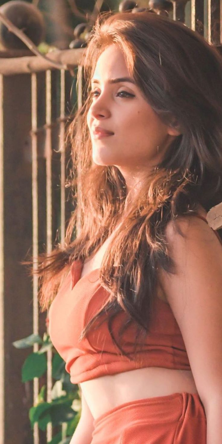 736x1472 Preksha rana. Kashmira pardeshi wallpaper, Mahima makwana, Minimal glam crop top