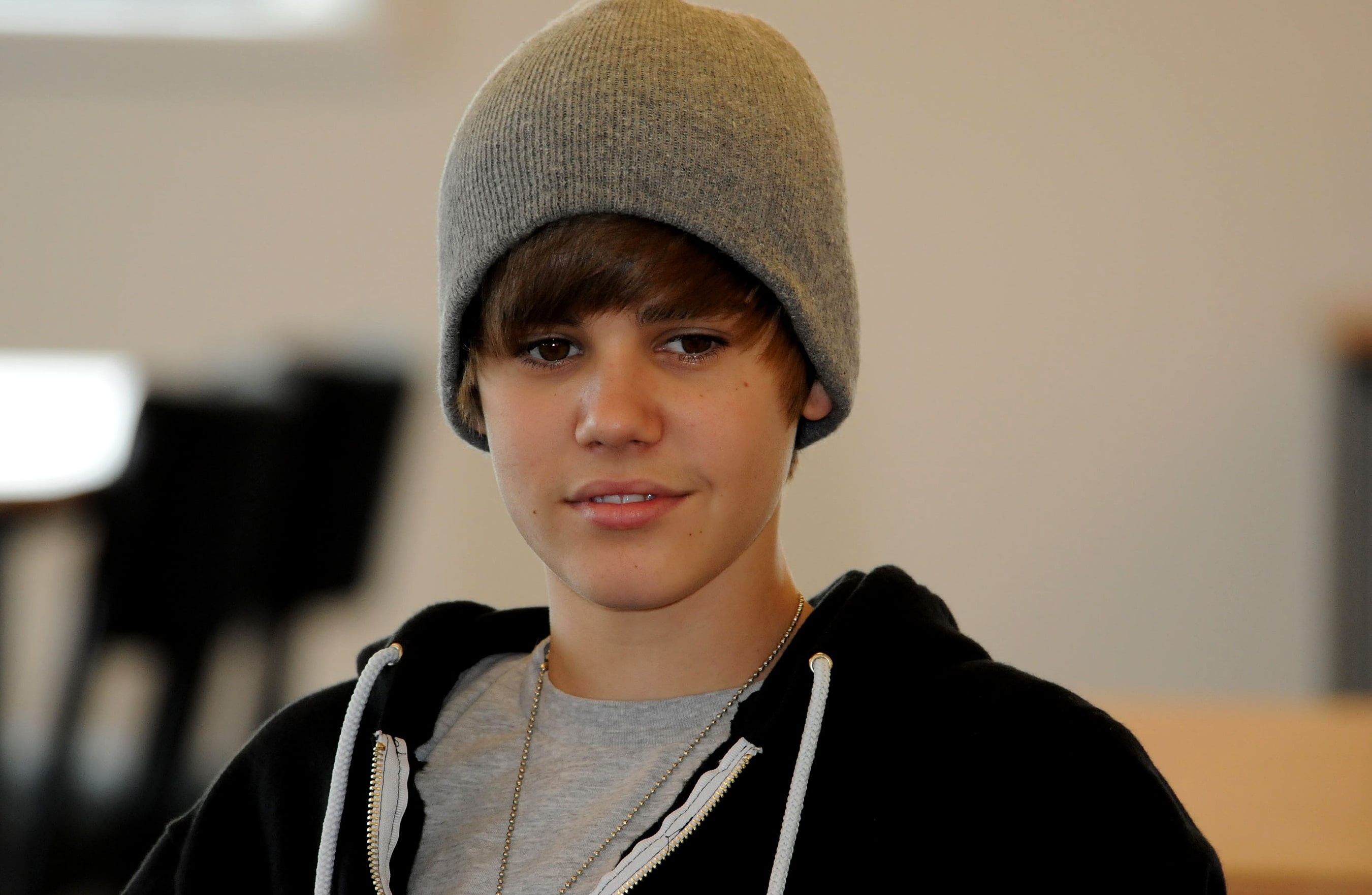 2701x1761 Junstin Beiber wearing gray hat photo HD wallpaper