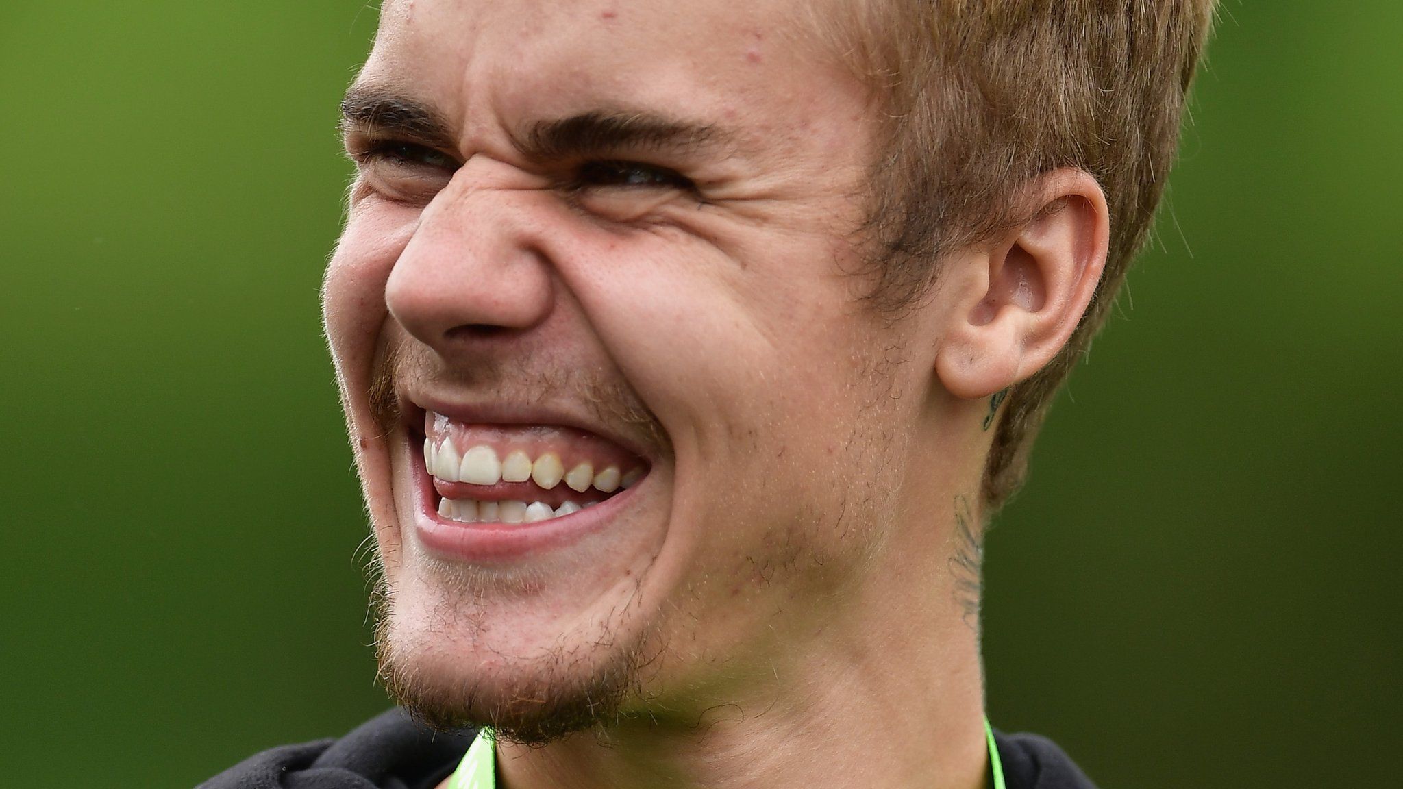2048x1152 No wonder he's smiling