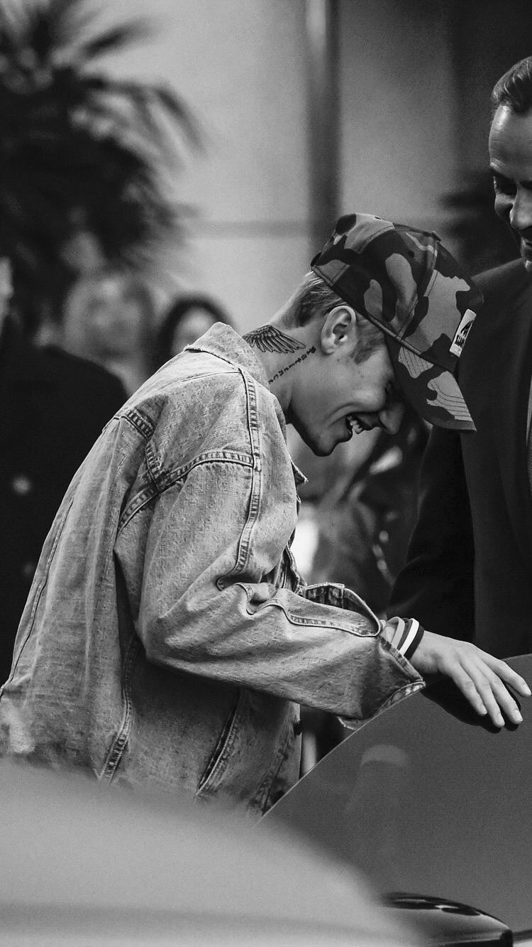 750x1333 Justin Bieber Black And White Wallpaper