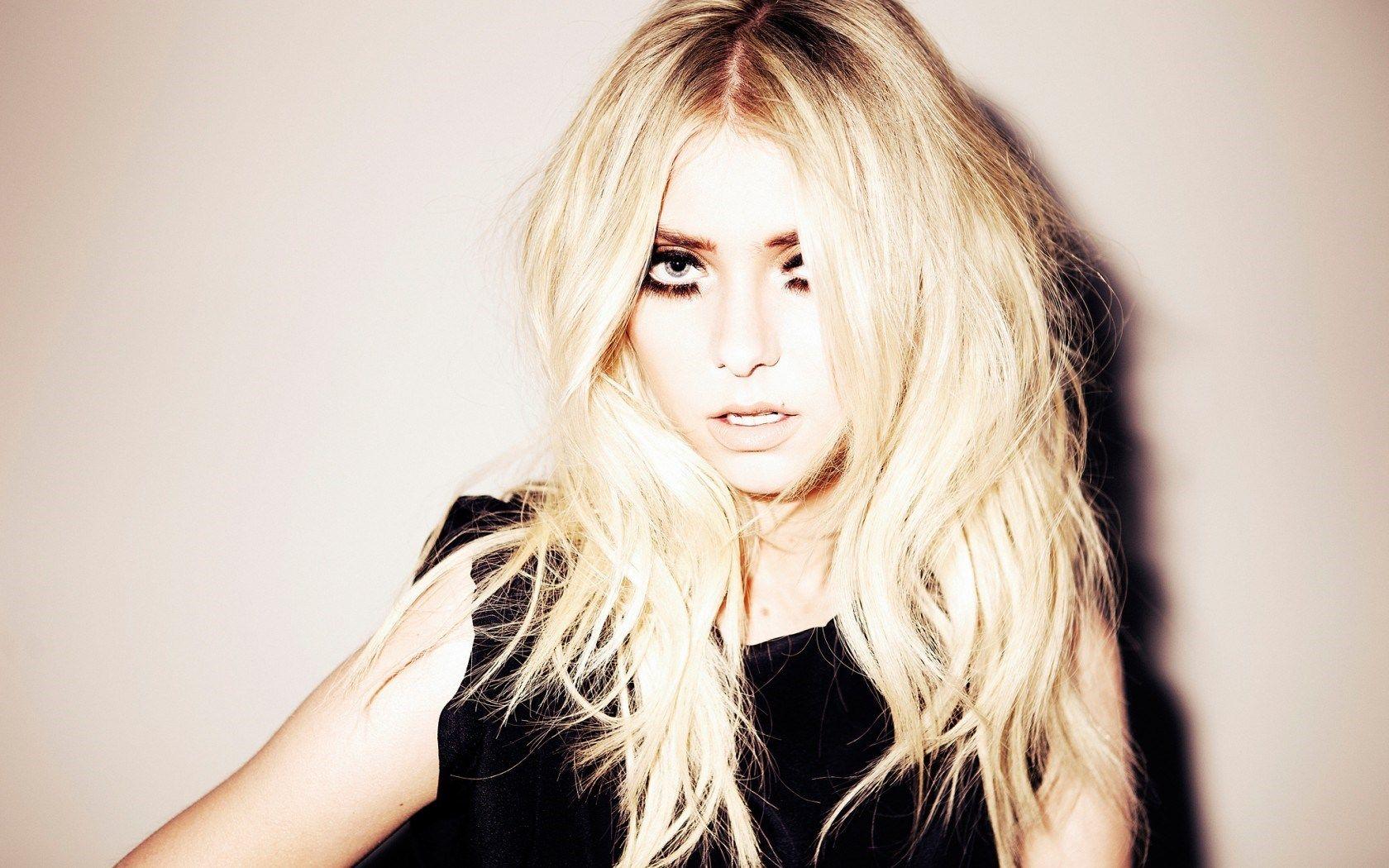 1680x1050 Taylor Momsen Wallpaper