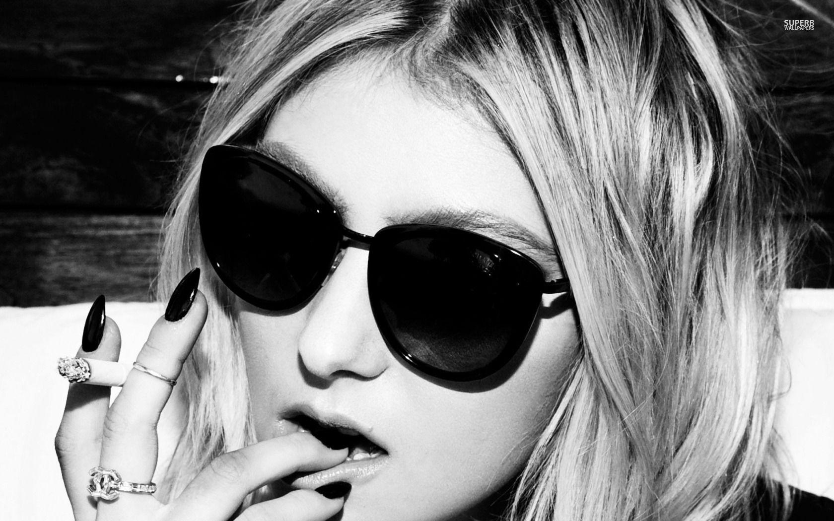 1680x1050 Top Taylor Momsen Wallpaper 2560x1600 Background