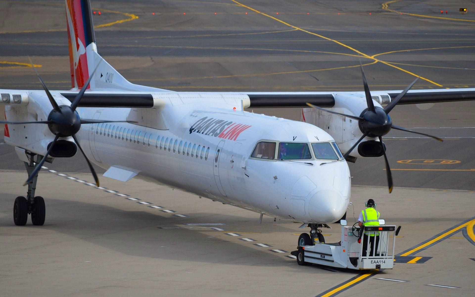 1920x1200 Aircraft Airplane Airport Bombardier Passenger Plane Qantas Vehicle Wallpaper:1920x1200
