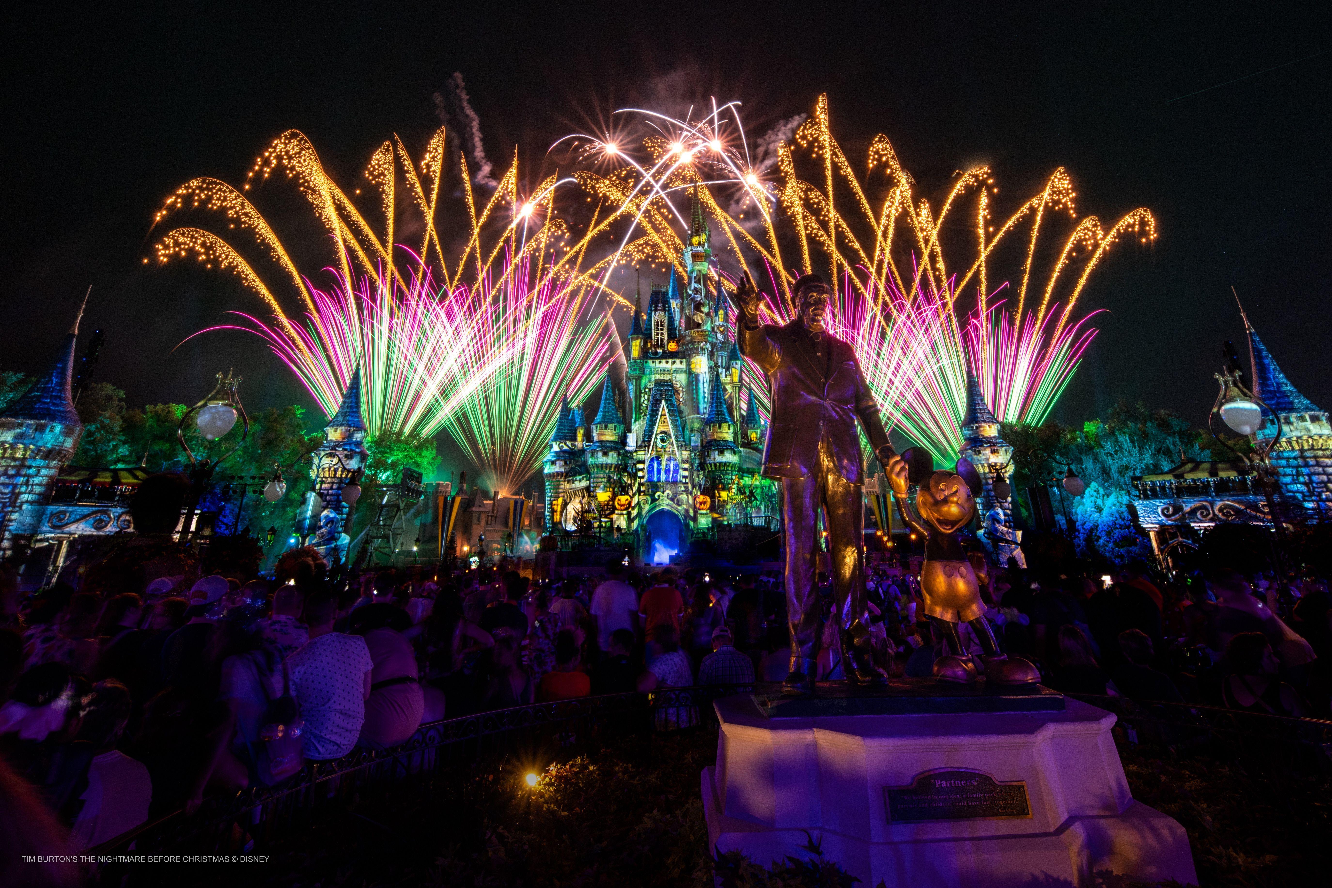 5499x3666 Halfway to Halloween: Disney Photopass Shares Spooky Wallpaper