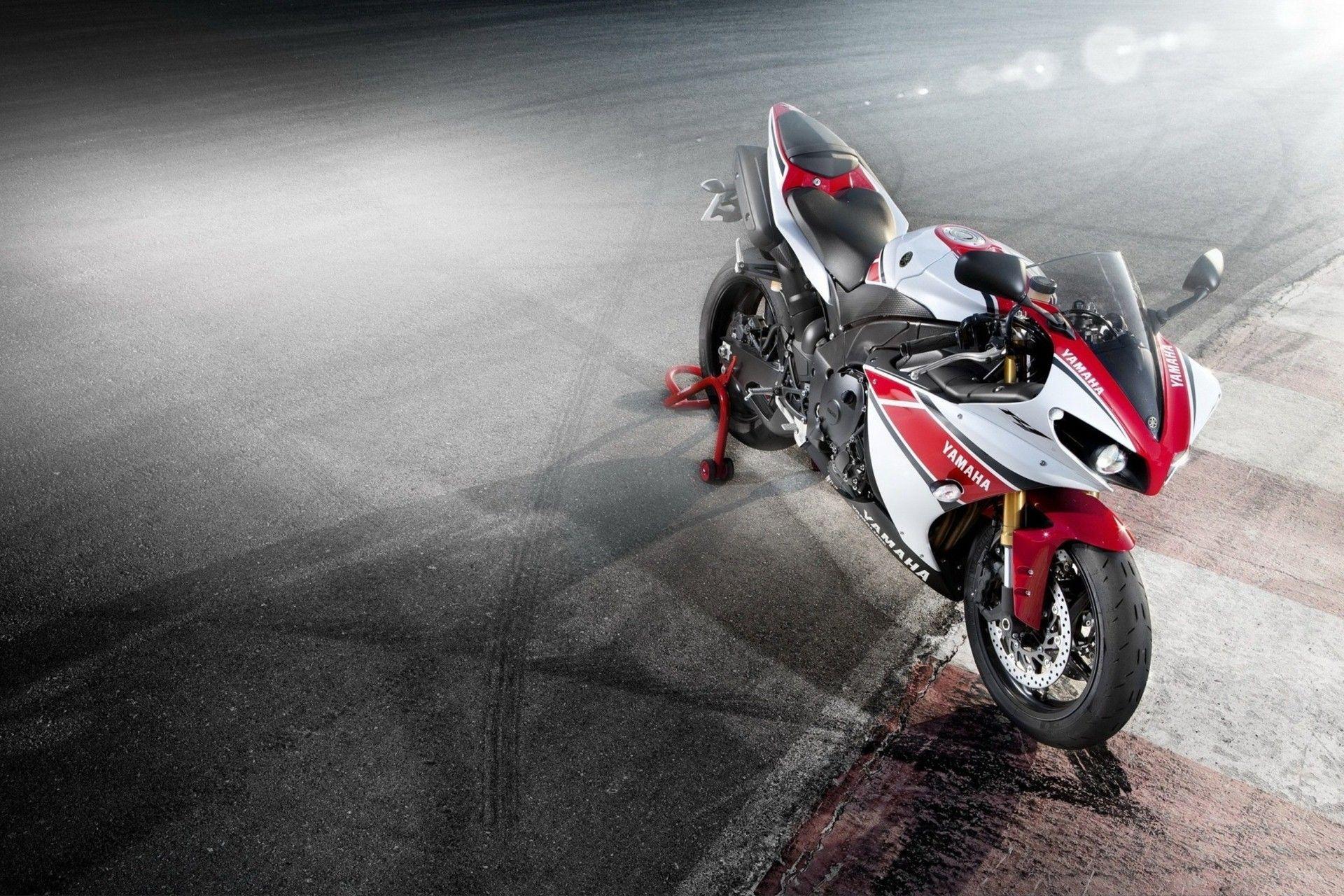 1920x1280 Yamaha Motorcycle Wallpaper 03839