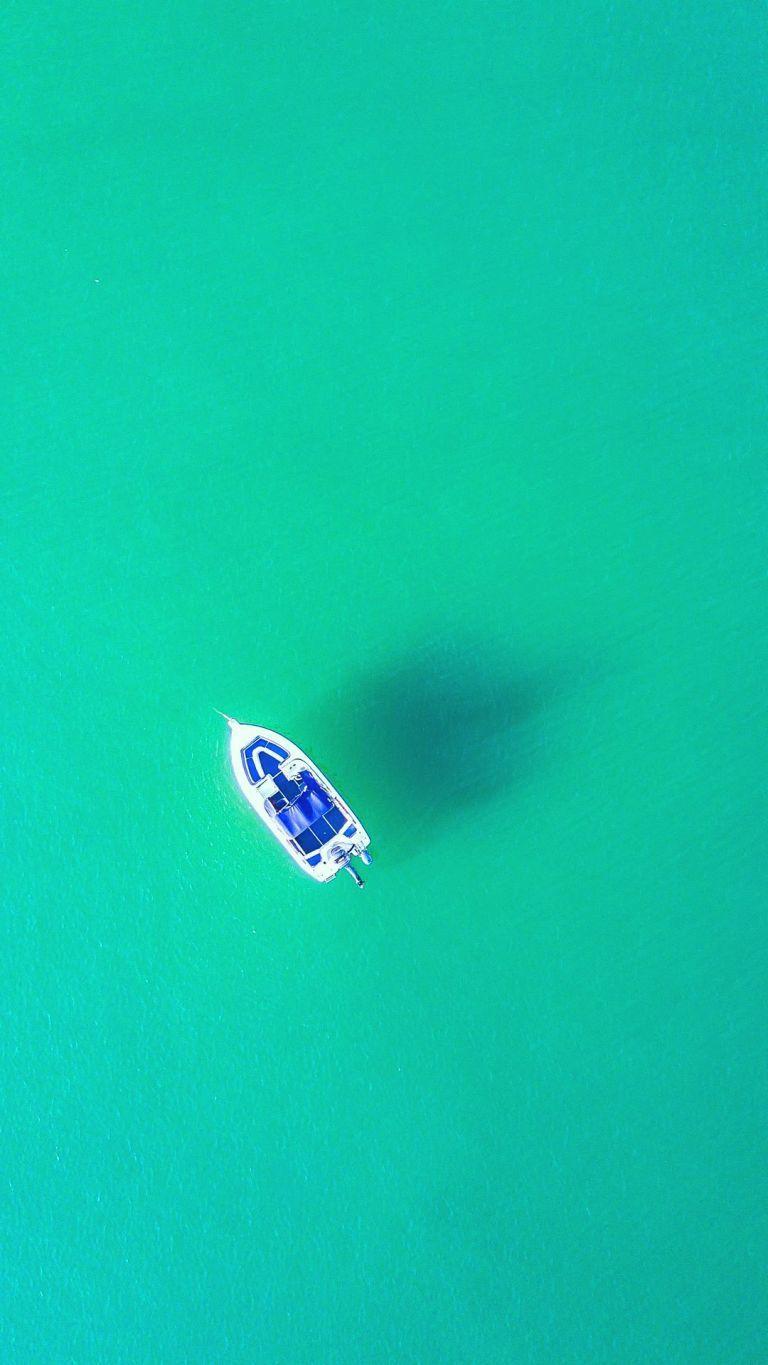 768x1365 Lonely Boat in Ocean Minimal HD Sony Xperia Wallpaper ⋆ Traxzee