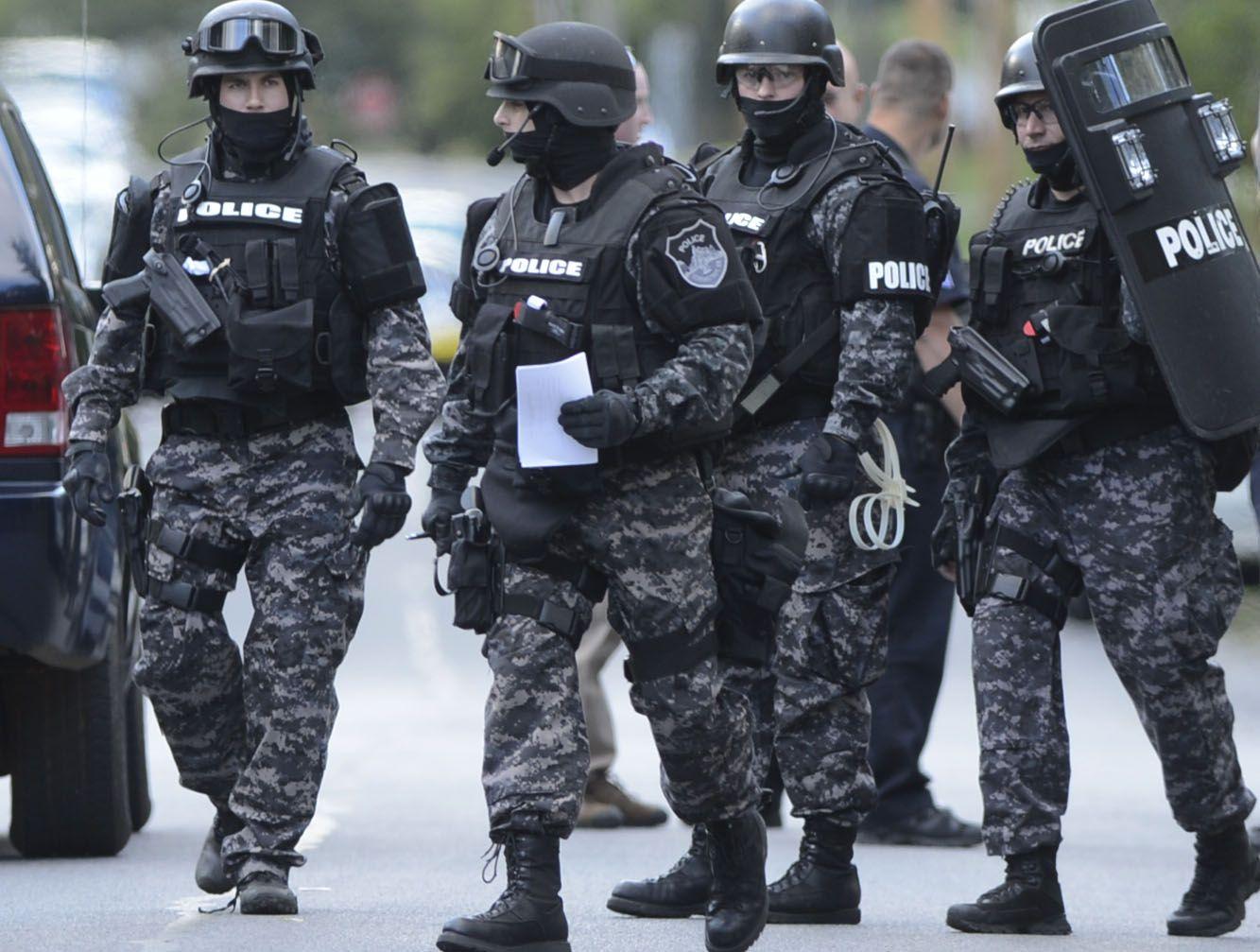1333x1007 Swat Team In Action Wallpaper HD .itl.cat