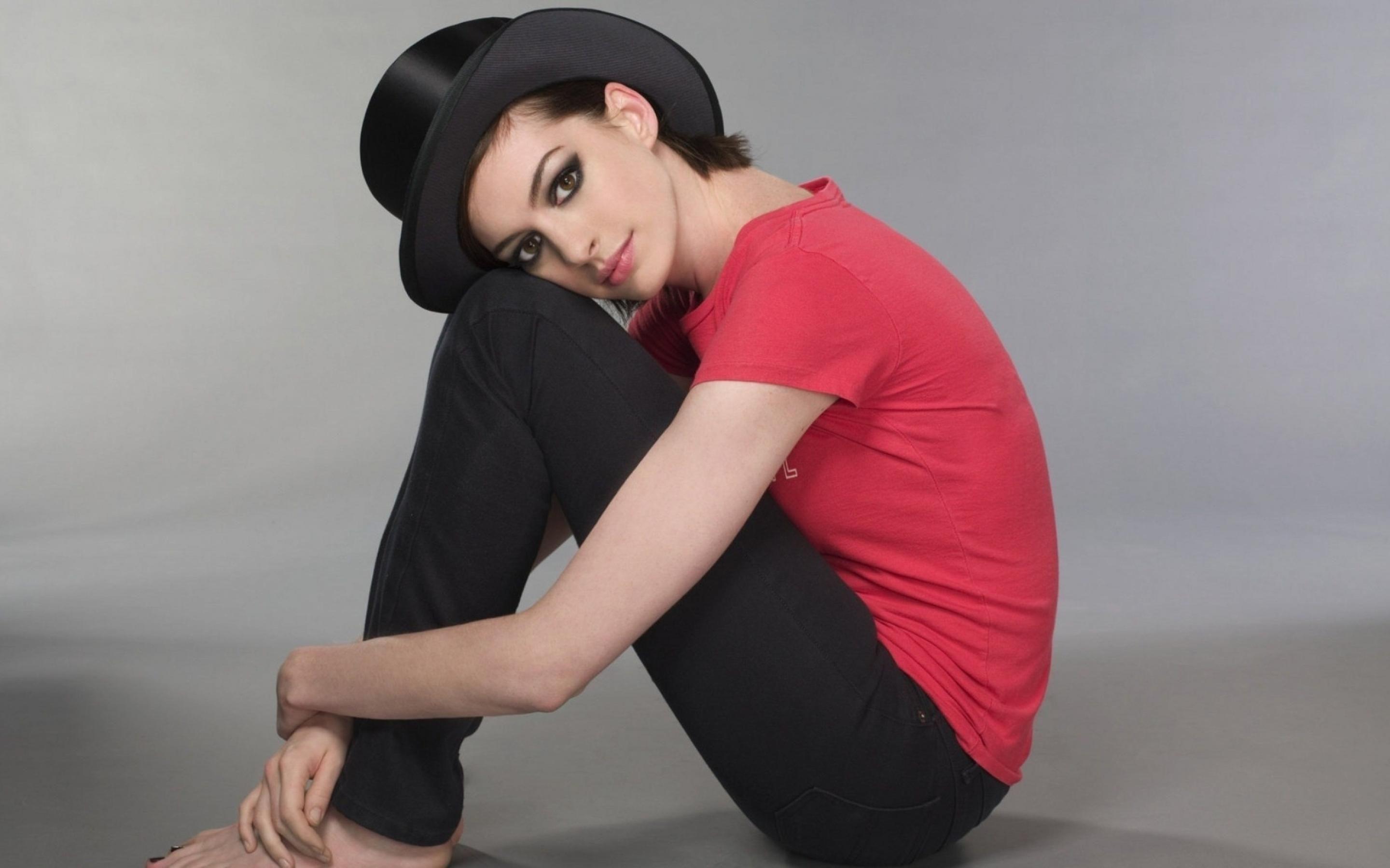 2880x1800 Anne Hathaway Wallpaper