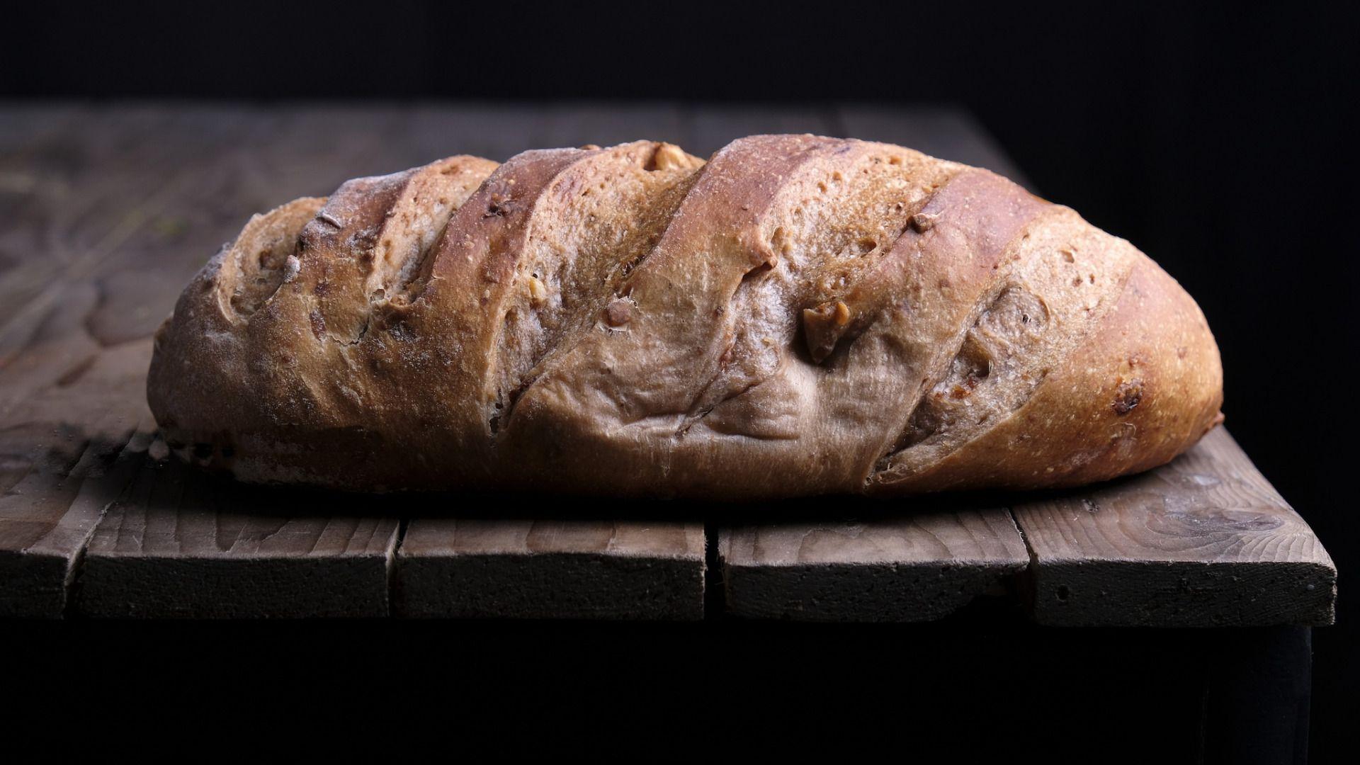 Собранный хлеб 4. Батон хлеба. Хлеб на черном фоне. Хлеб 1920. Ржаной хлеб.