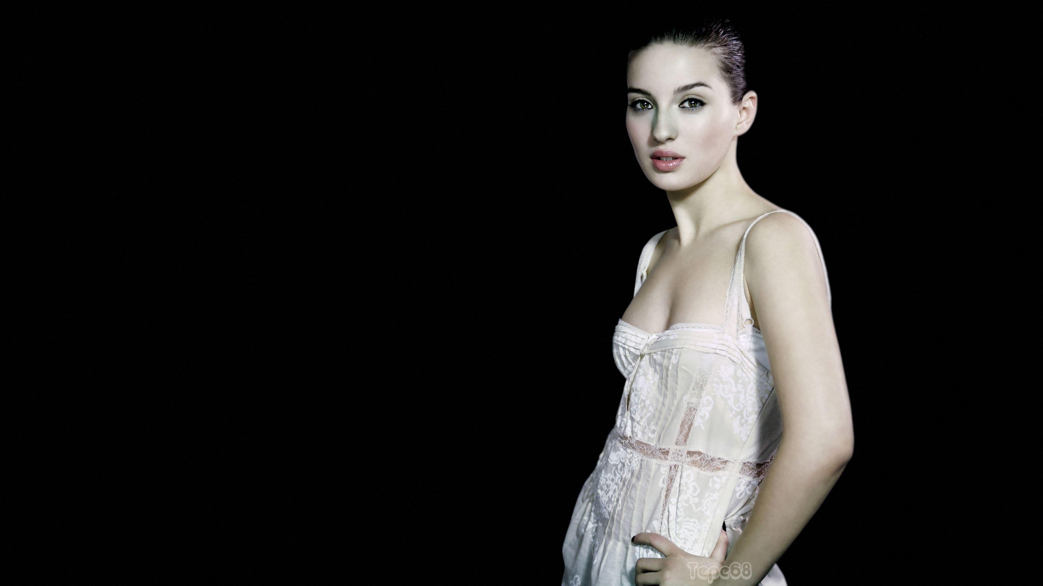 3556x2000 Maria Valverde HD