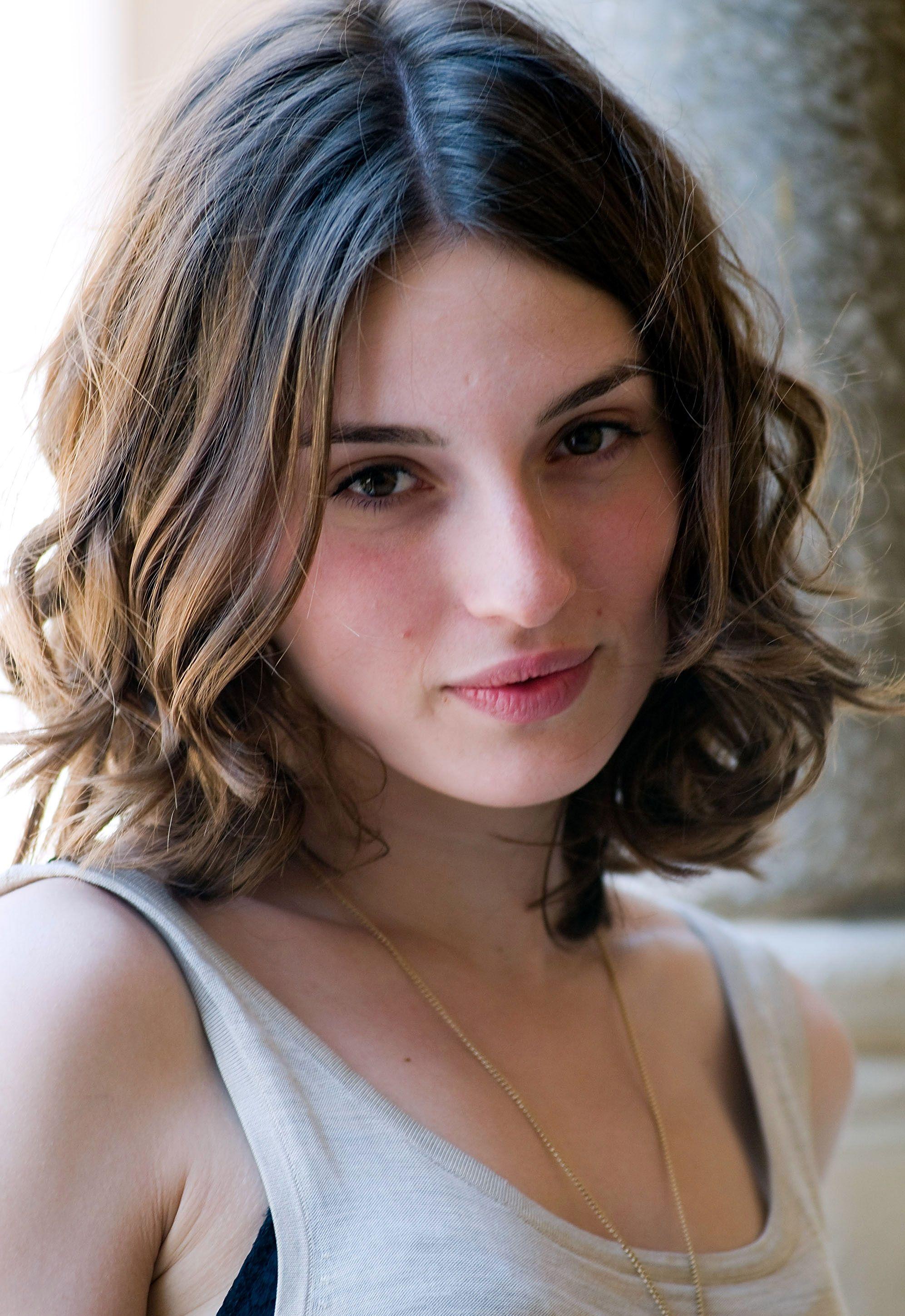 1993x2900 Maria Valverde wallpaper