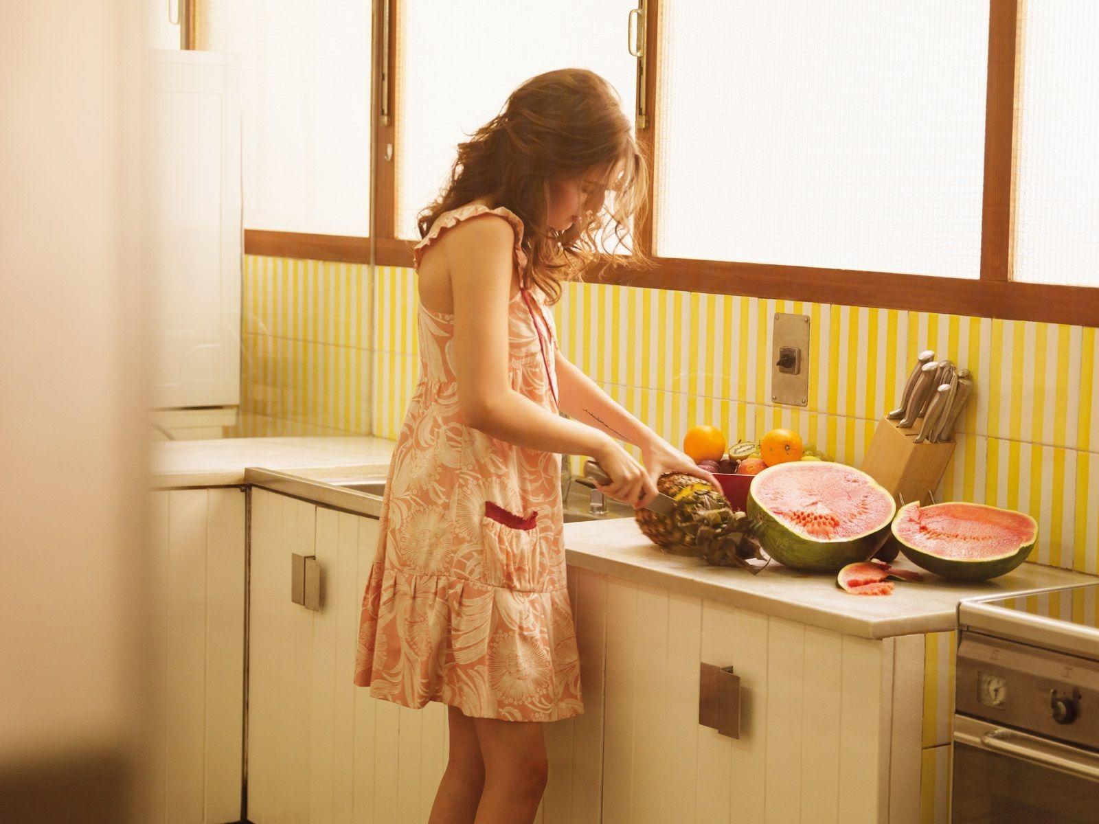 1600x1200 brunettes, women, pineapples, actress, teen, watermelons, kitchen, Spanish, Maria Valverde wallpaper