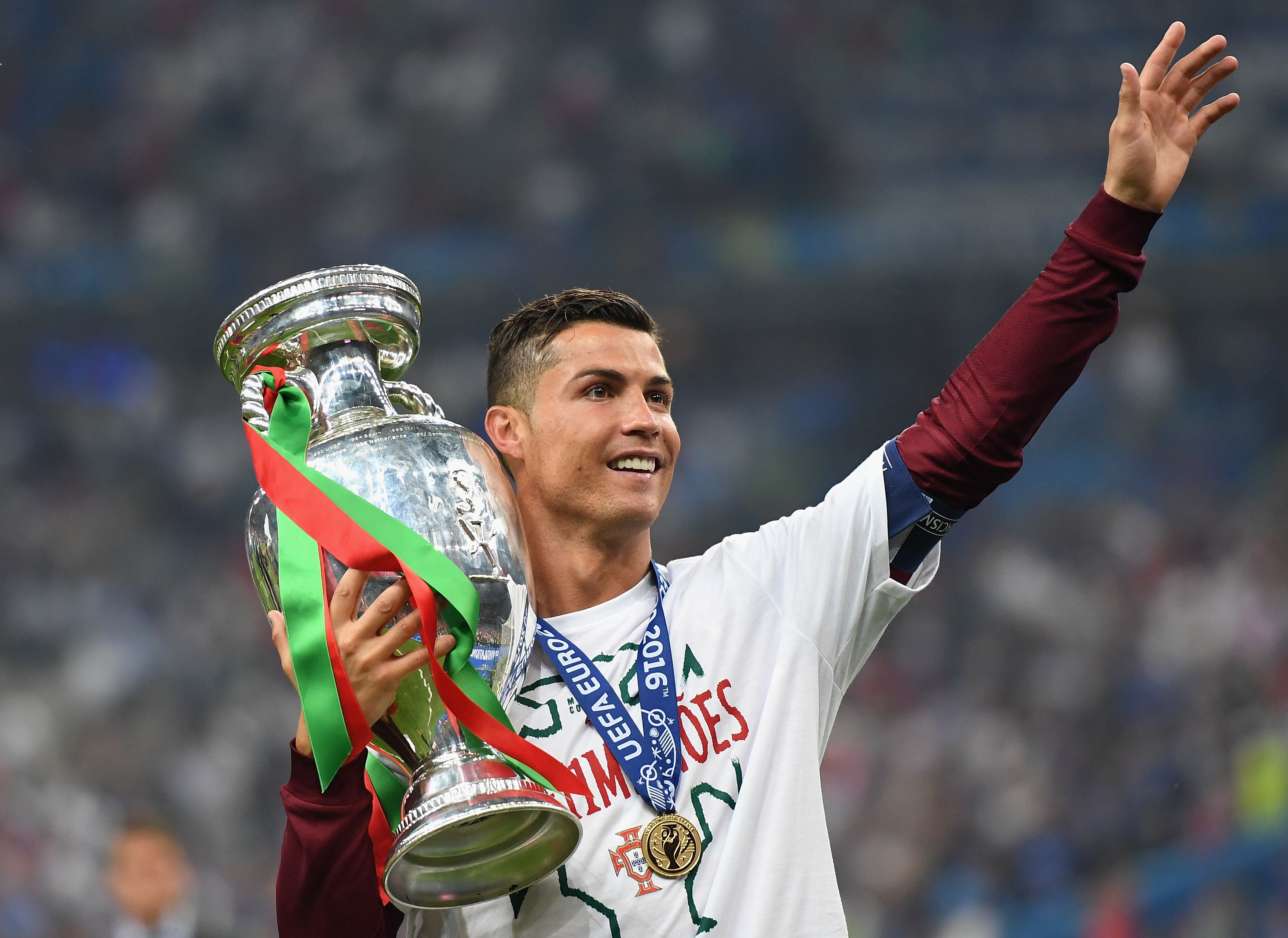 3512x2558 See Cristiano Ronaldo Battle Moths, Sob During Euro 2016 Final