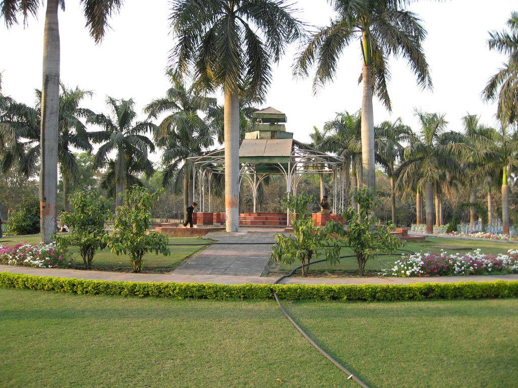 1024x768 City Park Wallpaper