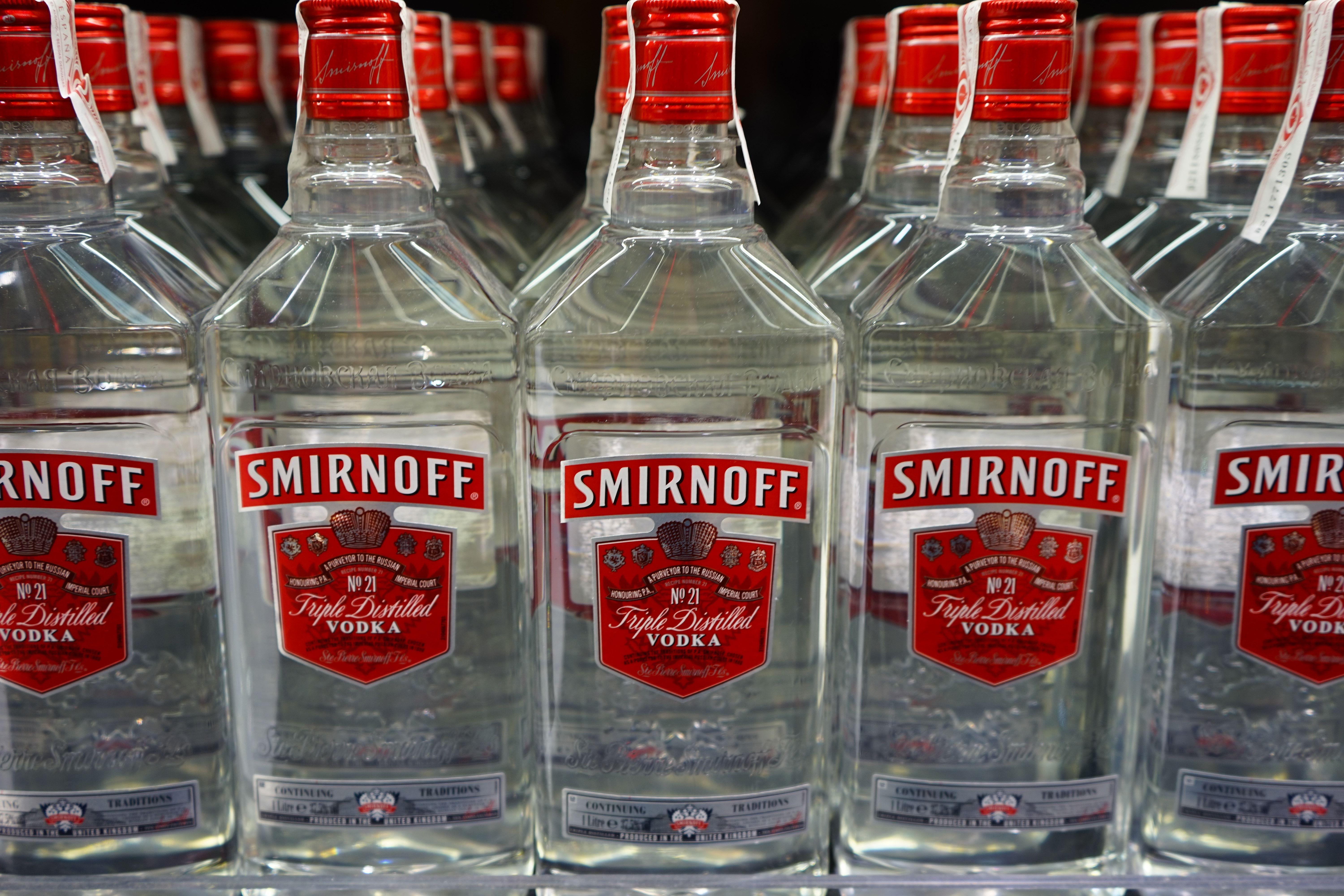 6000x4000 smirnoff vodka bottles free image