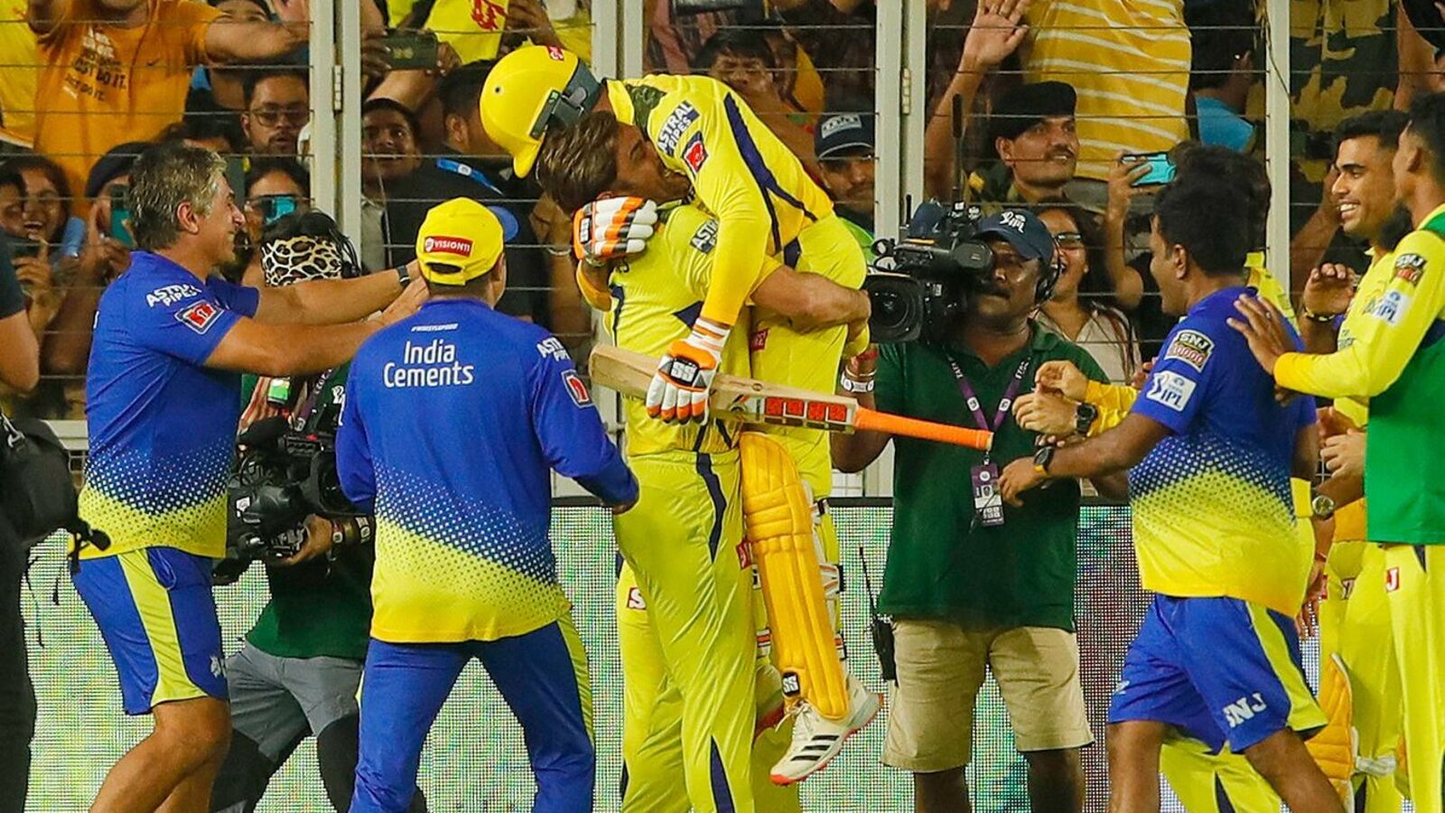 1600x900 What rift? Dhoni lifts Jadeja after winning hit, ending all rumours