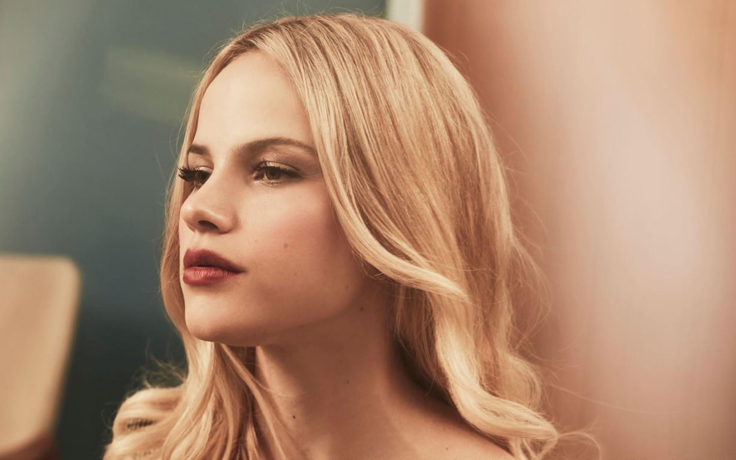 2560x1600 Halston Sage Blonde Girl 4K Wallpaper HD