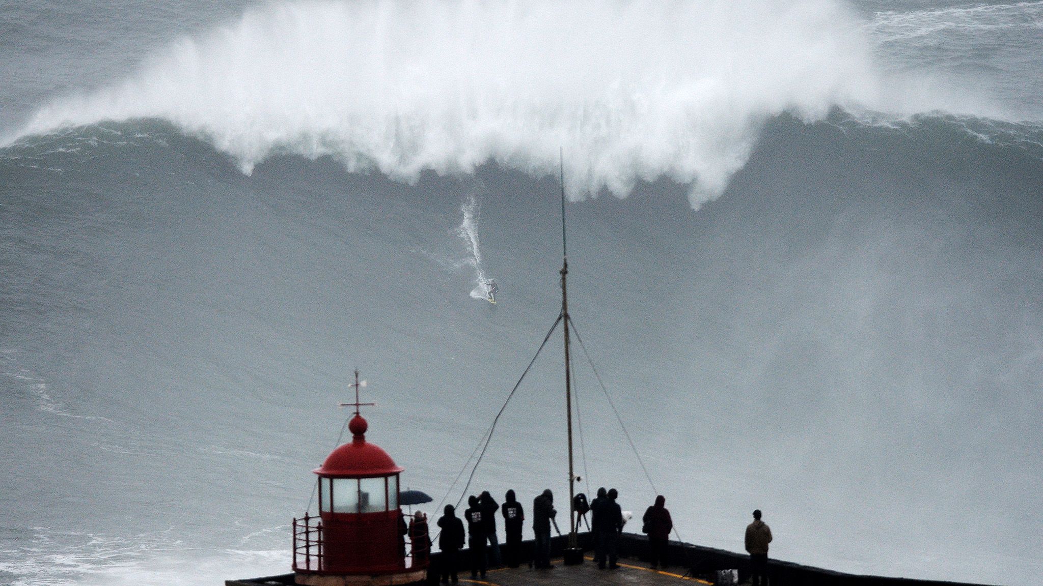 2048x1152 Nazare, Portugal World's Scariest Waves