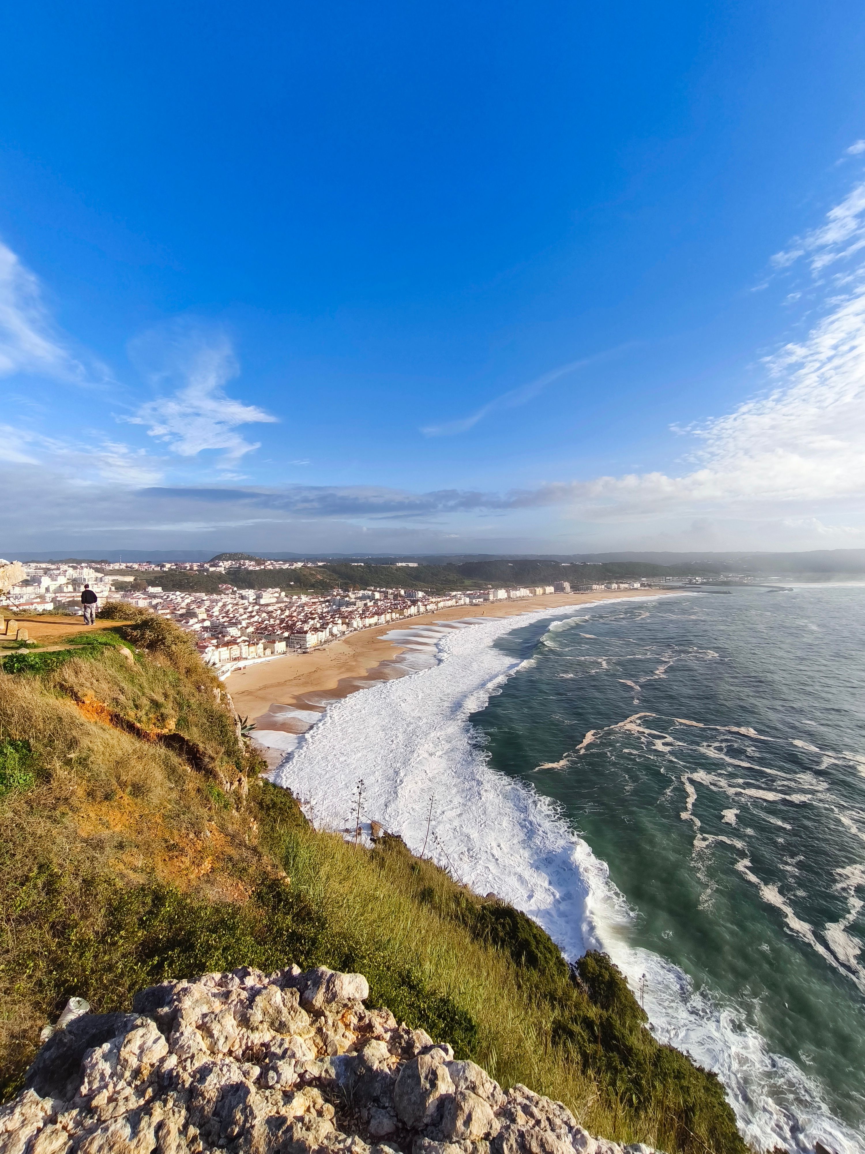 3000x4000 Scenic Beach View in Nazaré, Portugal · Free