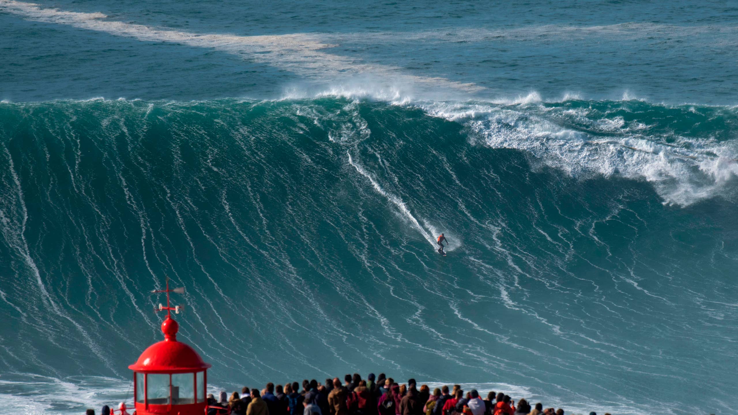 2560x1440 The Beast Awakens: Tudor Nazaré Big Wave Challenge is Back