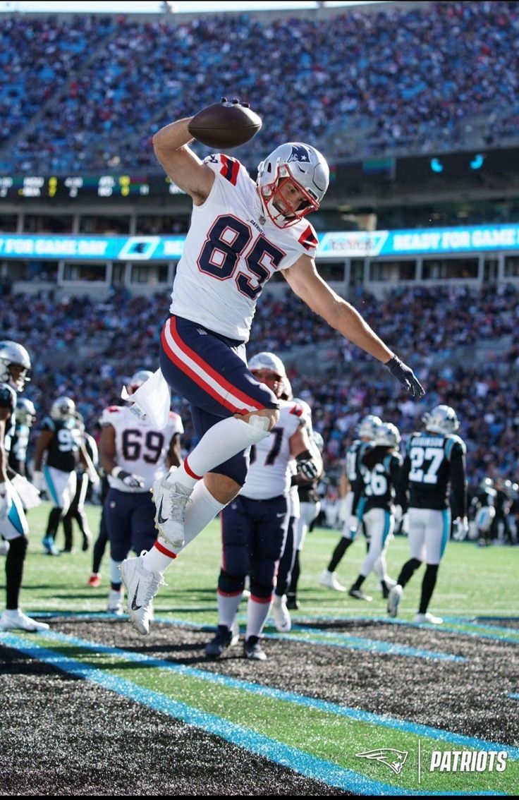 736x1134 Hunter Henry In End Zone