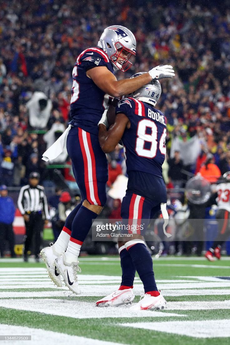 736x1103 Hunter Henry of the New England Patriots celebrates with Kendrick