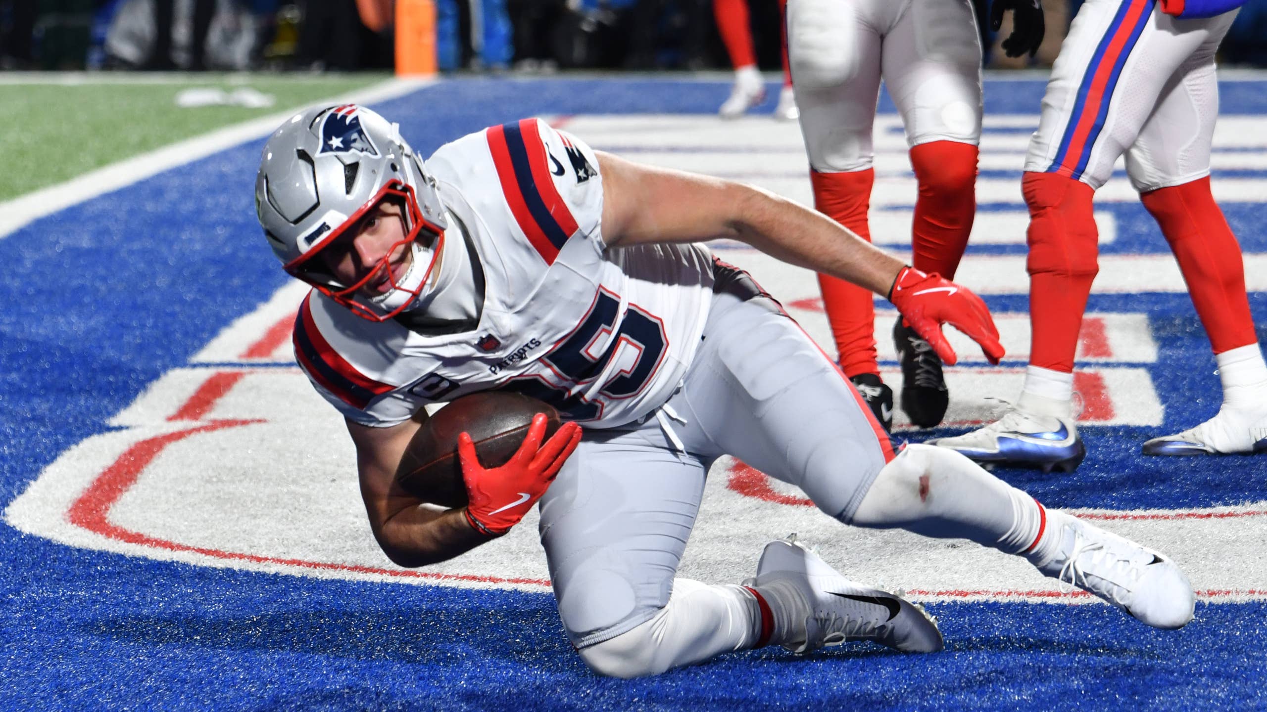 2560x1440 Hunter Henry Is Drake Maye's Security Blanket and the Patriots Need Him to Hold Up