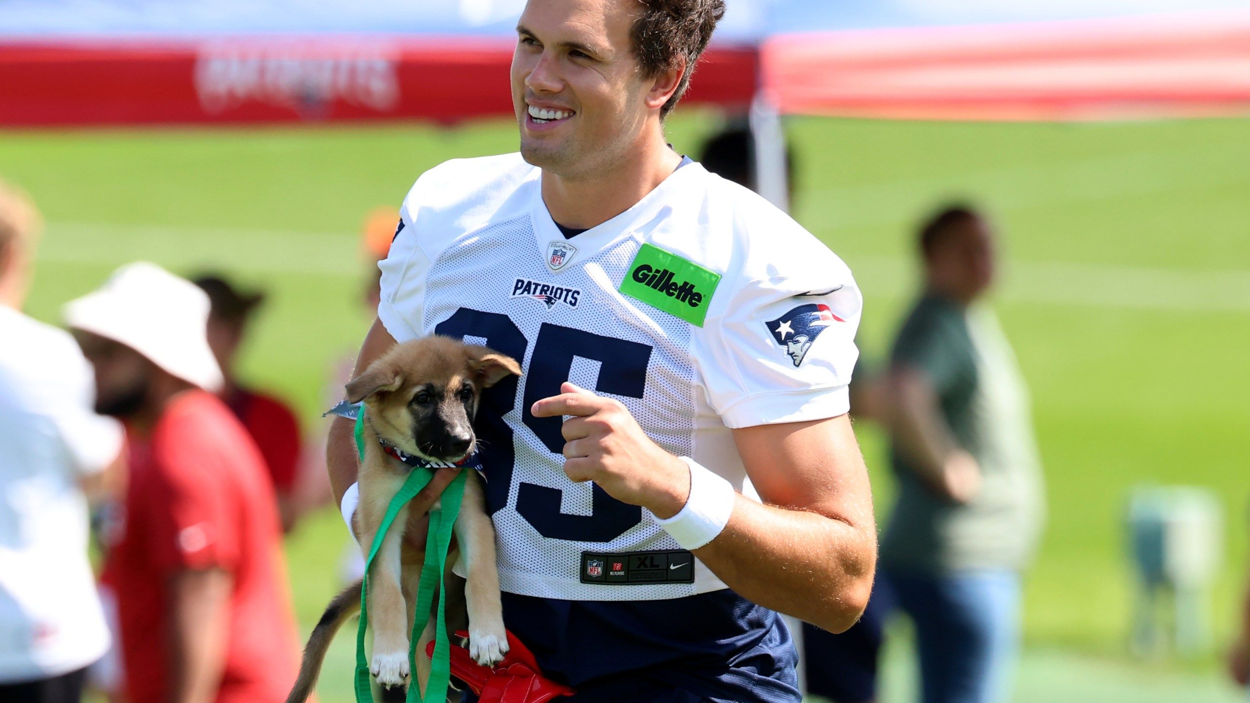 2560x1440 Hunter Henry Ends Limbo, Signing A 2 Year Extension With Patriots Through 2027