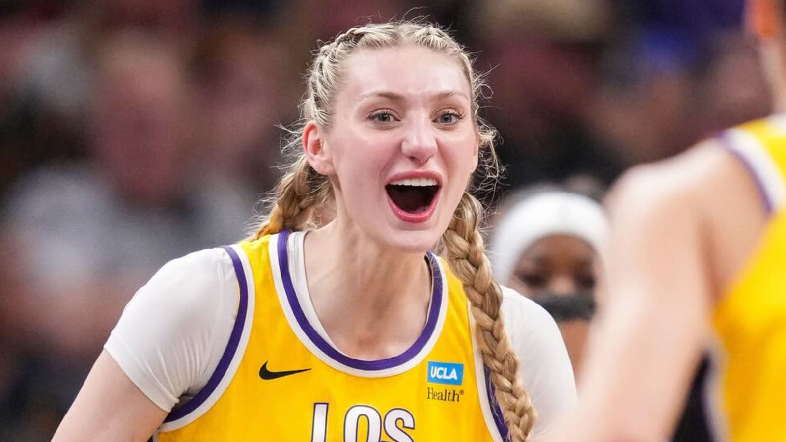 1600x900 Jimmy Butler had awesome gesture for Sparks' Cameron Brink