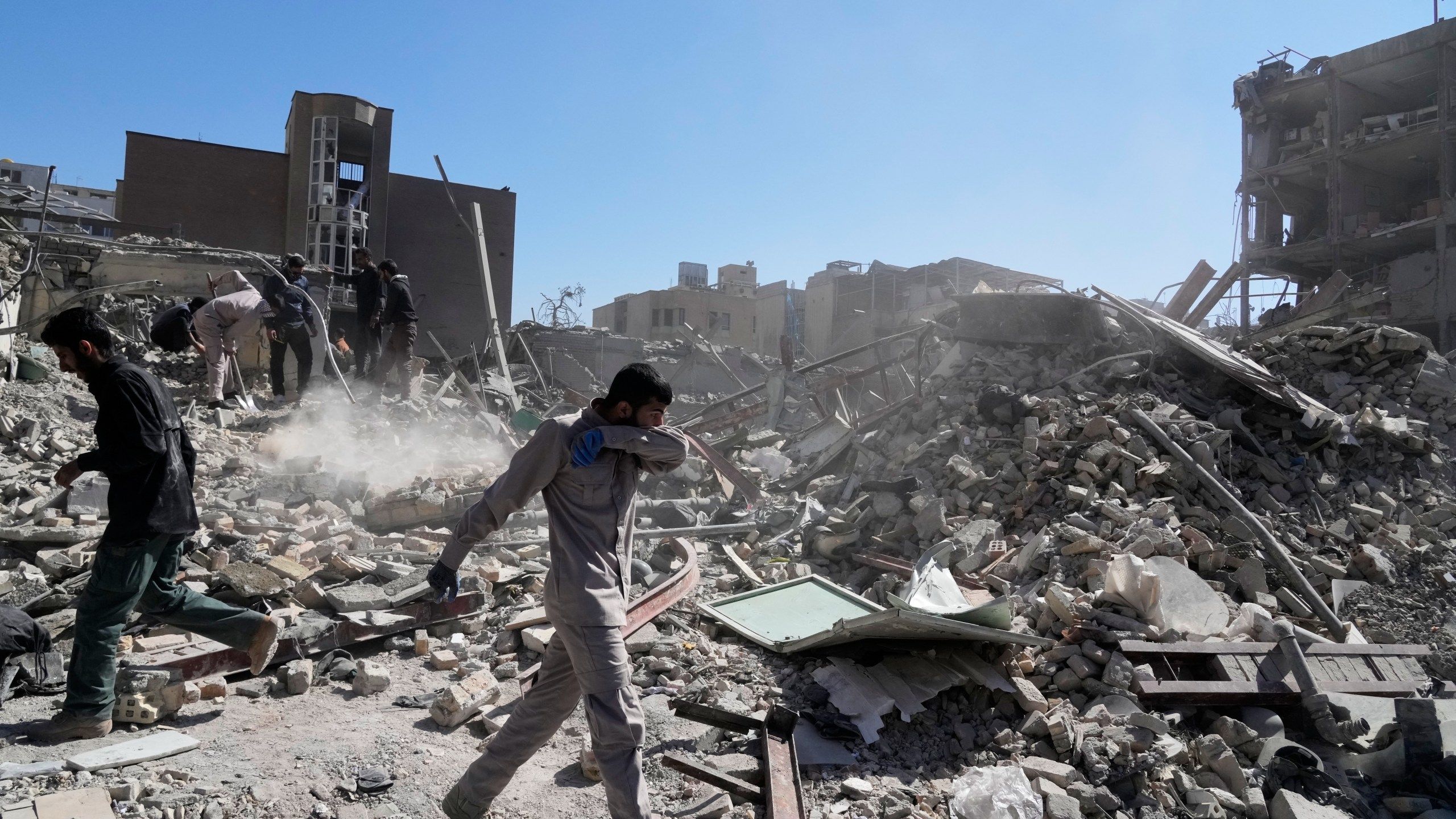 2560x1440 Explosions sound in the Iranian capital as war with US and Israel enters a fifth day