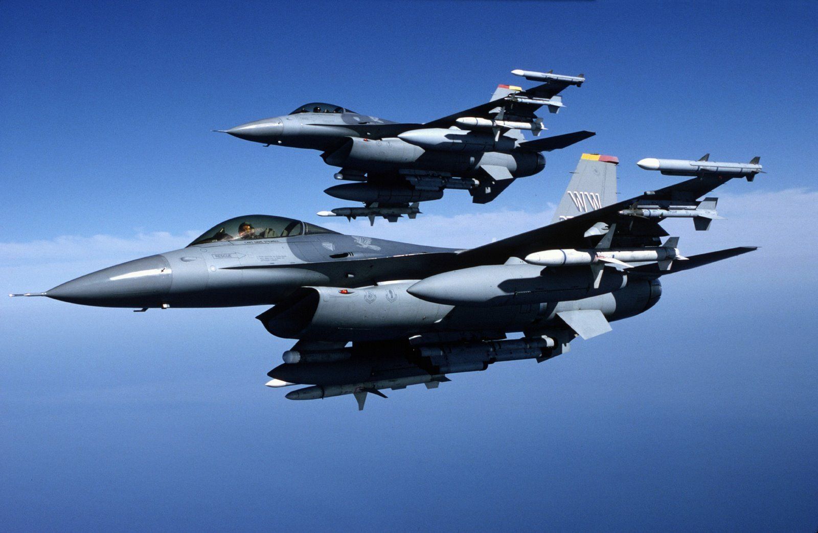 1600x1043 F 16 Fighting Falcons In Flight