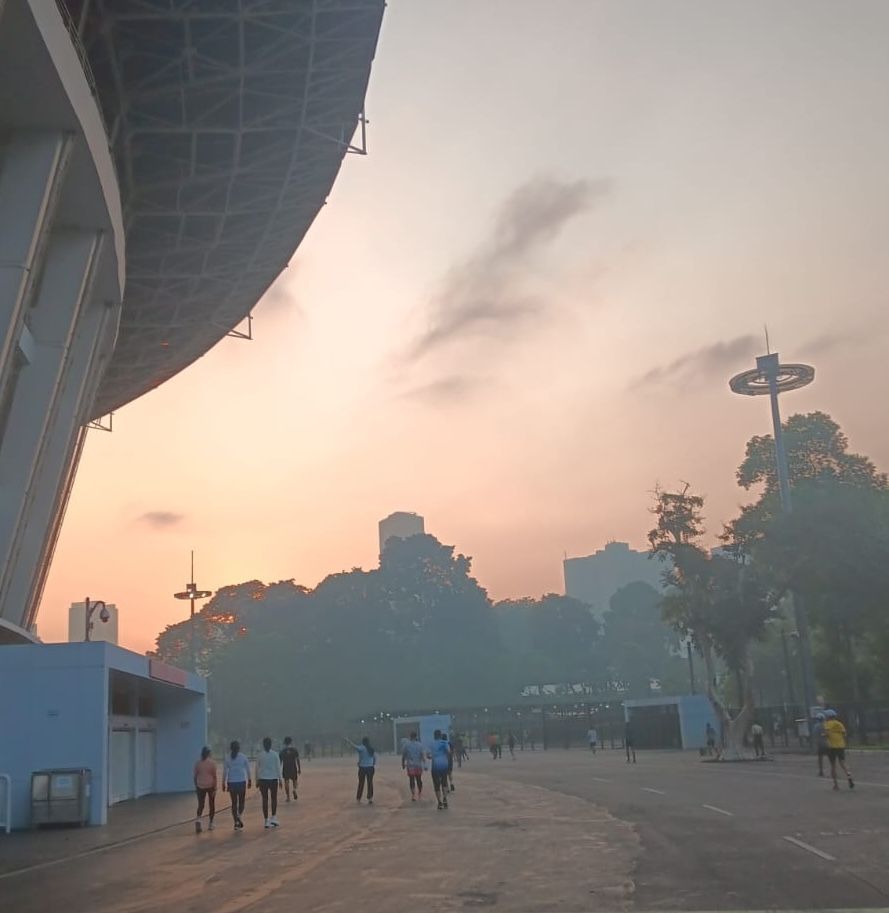 889x913 Gelora Bung Karno (GBK), a Morning Oasis Amidst the Haze
