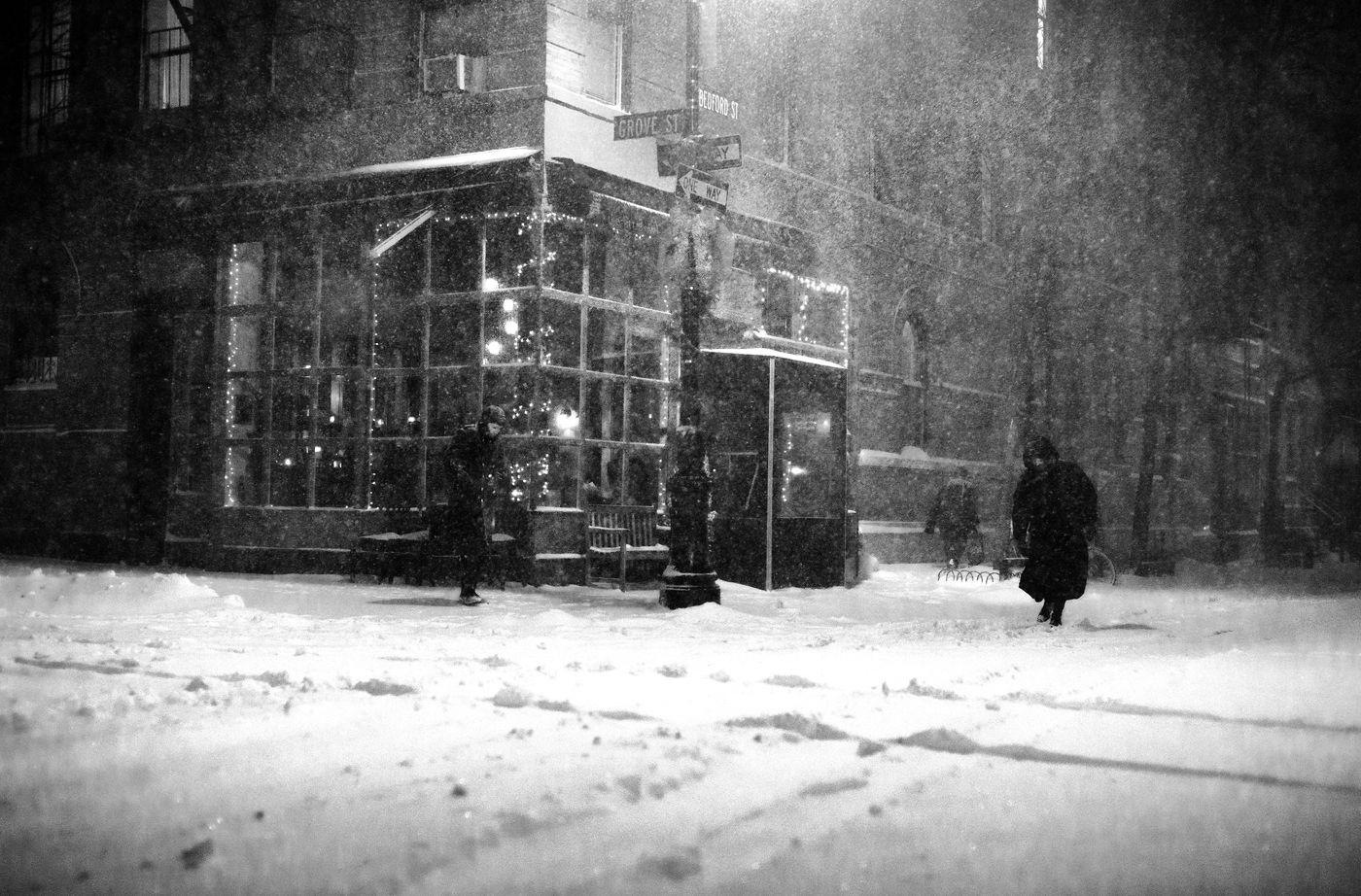 1400x922 Snow Storm People