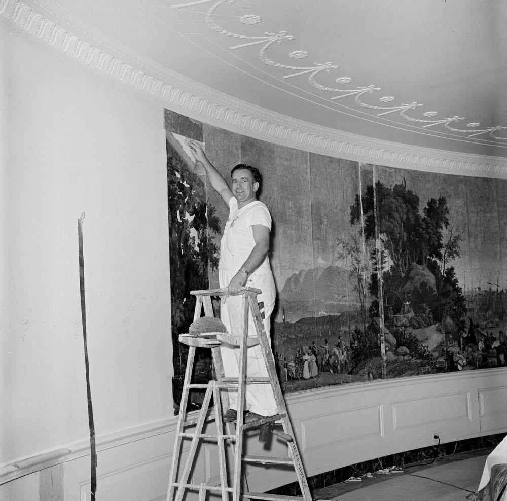 1000x988 Hanging antique wallpaper in the Diplomatic Reception Room