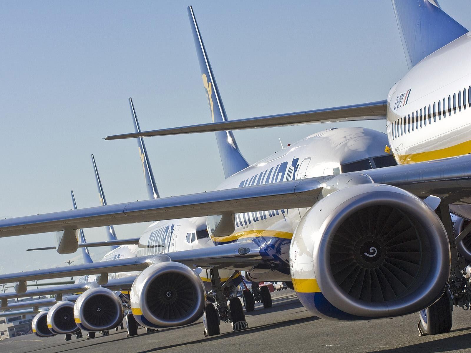 1600x1200 Ryanair to axe flights and close bases from November