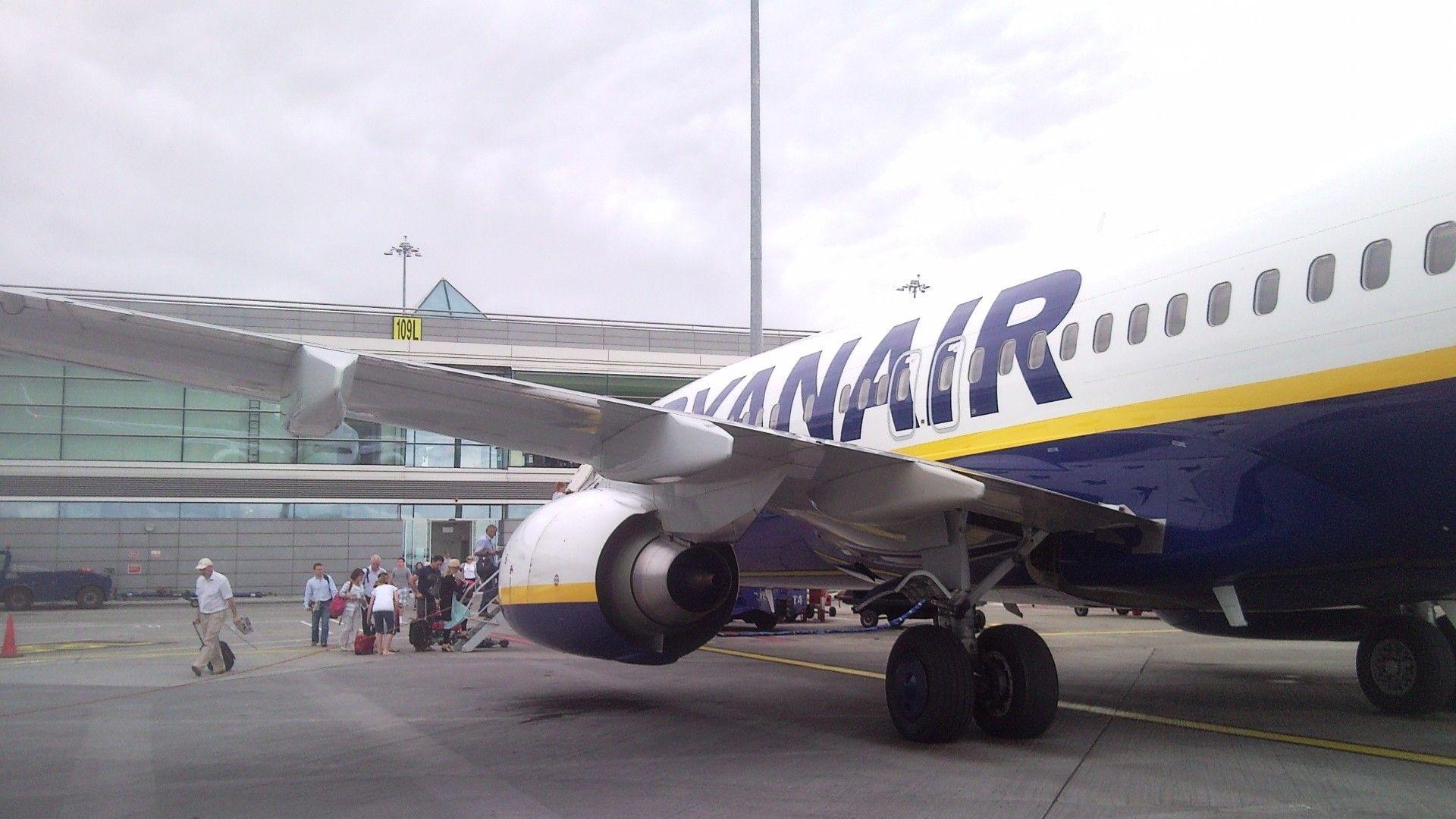 1920x1080 Ryanair 737 At