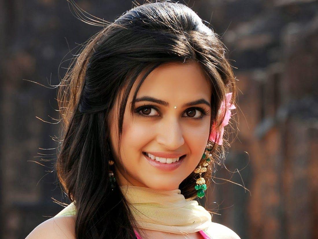 1100x826 HD Wallpaper For Bollywood Actress