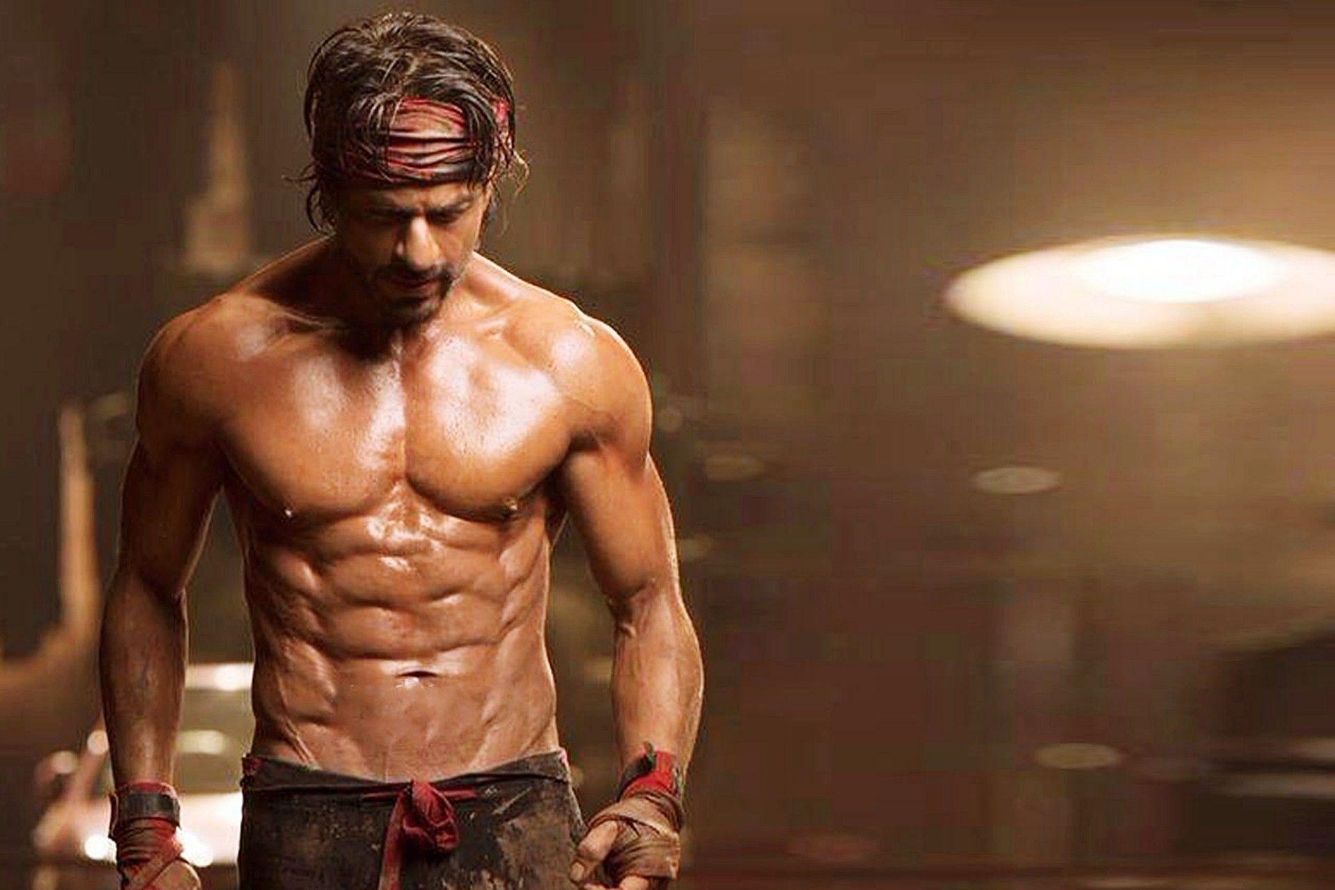 1920x1280 Famous Actor Shahrukh Khan 6 Pack Body in Happy New Year Movie HD Photo